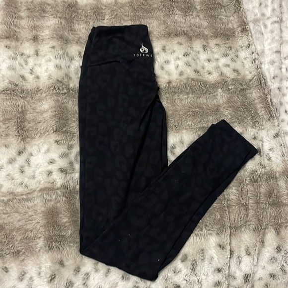 Ryderwear Leopard Scrunch Butt leggings - Picture 1 of 3